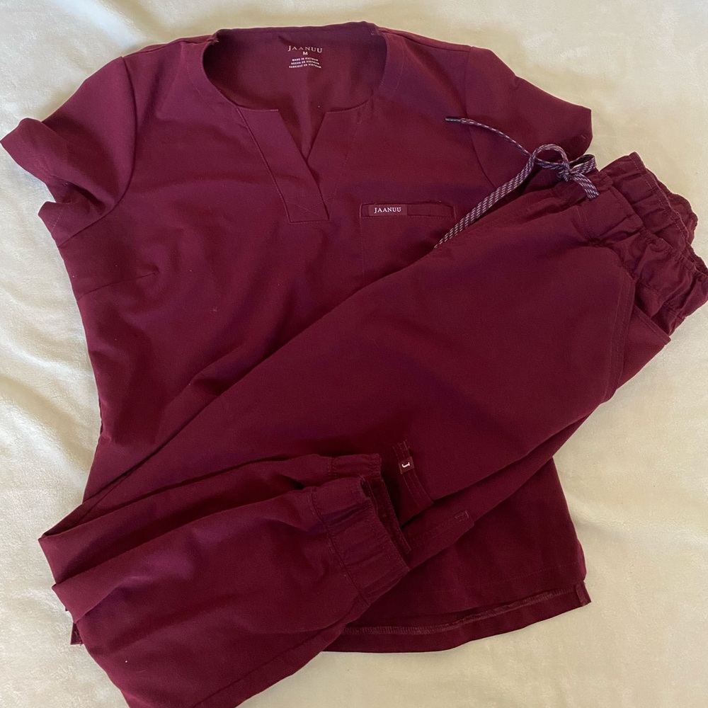 Jaanuu scrub set